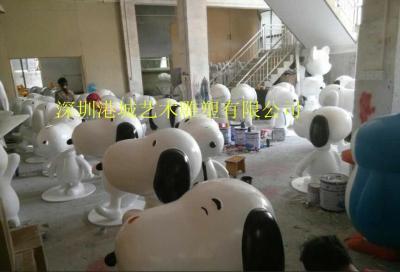 廣西商場(chǎng)美陳裝飾主題玻璃鋼卡通史努比雕塑